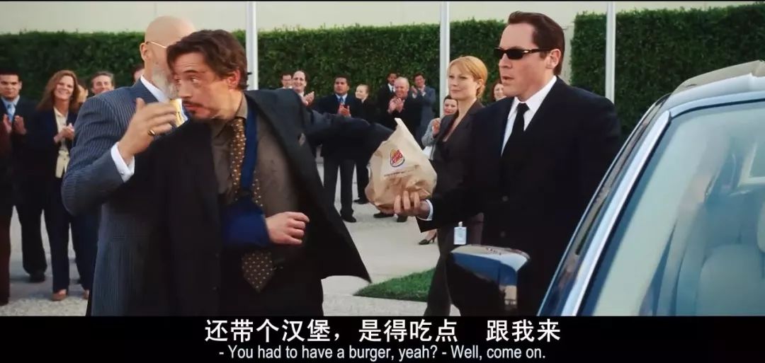 钢铁侠1,托尼斯塔克被绑架回来后,是哈皮带着托尼去买他最爱吃的芝士