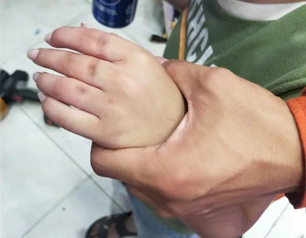 调皮!商场内男孩手指卡机器大哭!平南消防跪地救援20分钟.