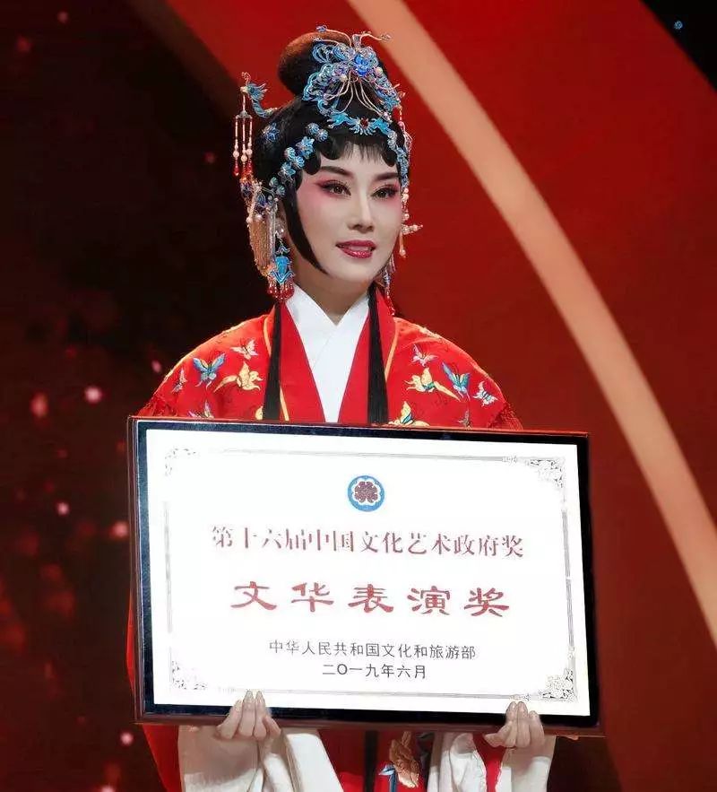 【文化名片】周虹:传播和弘扬闽都文化的使者_闽剧