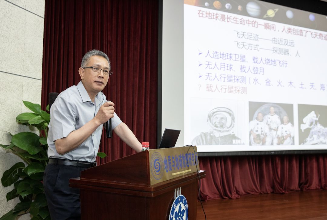 中国探月与航天工程中心总设计师张荣桥作报告