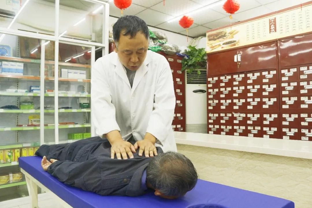 资深老中医王丙南坐诊松鹤堂,开阳老百姓可以免费把脉啦!