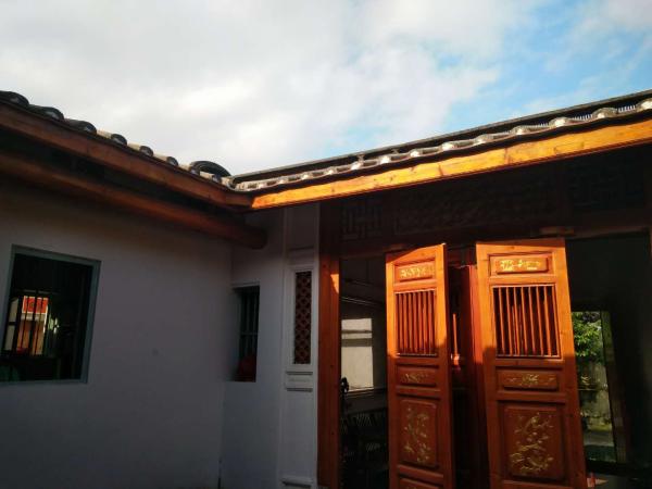 7月,金色的阳光洒在马思聪故居庭院的屋檐上,也照耀在海丰县城.