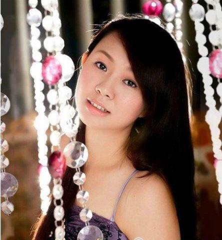 没错,她就是童星出道,我们儿时常常听的《明天会更好》,《捉泥鳅》