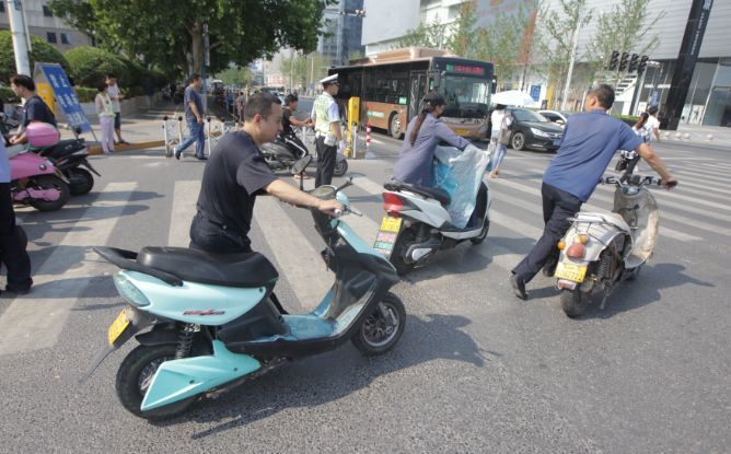 郑州电动车过快车道只能推着骑着走会被处罚市民怎么看在此