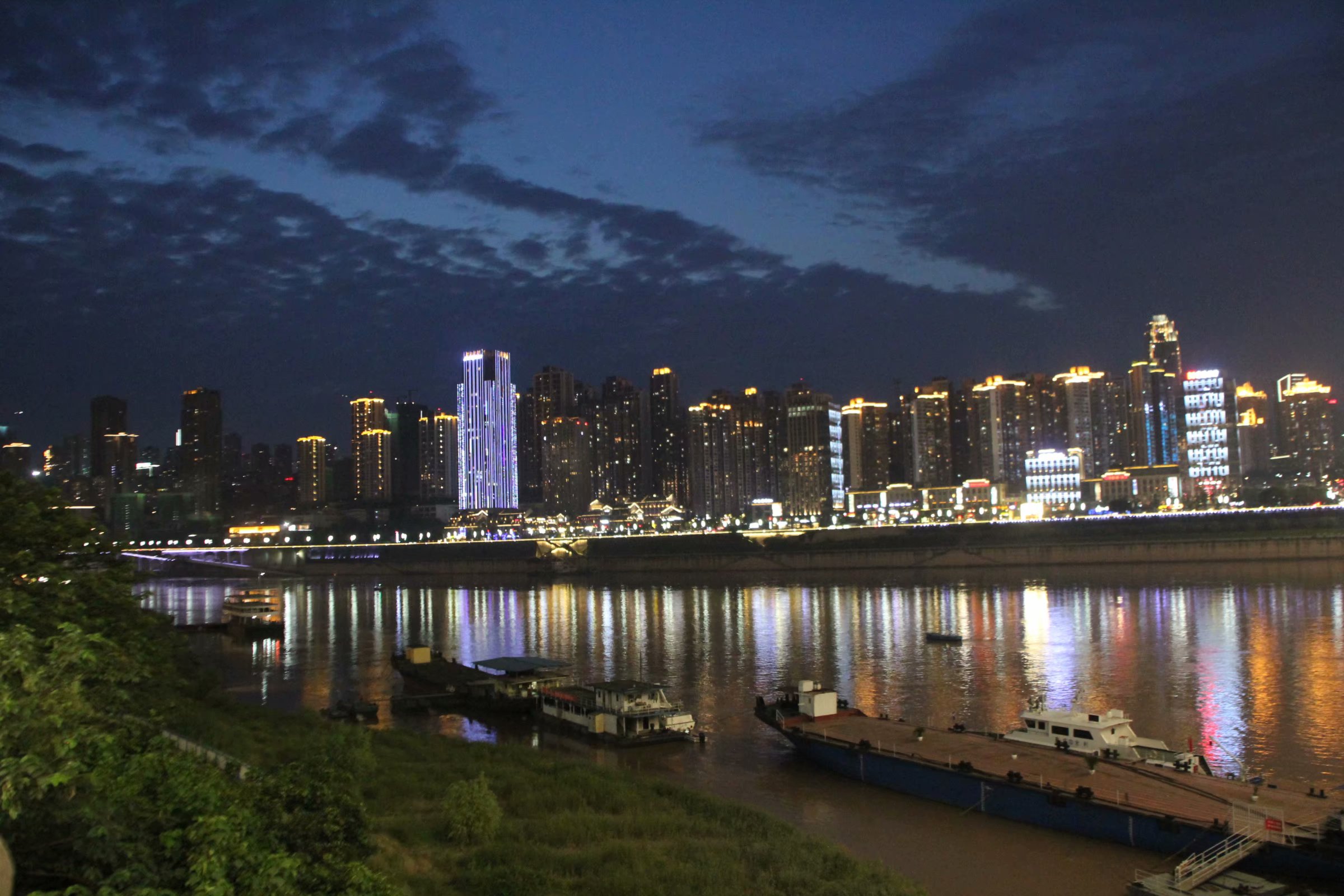 原創重慶夜景再驚豔世人渝中半島大樓燈光聯動秀