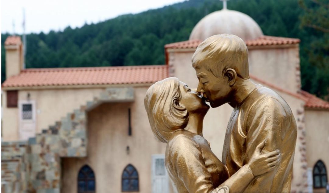 《太阳的后裔》取景地改造为一个主题公园,园内立有双宋拥吻的雕塑,市