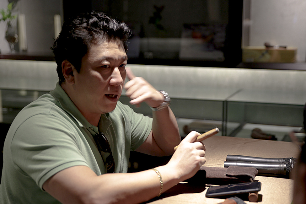 王政探秘古巴私卷雪茄讲解雪茄两头都封口缘由