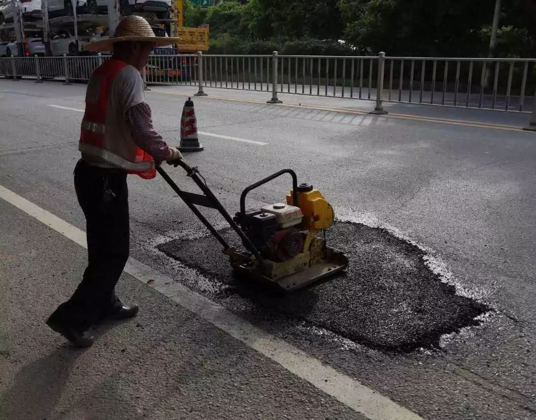 【番禺事马上办】金山大道路面破损,化龙镇马上修复