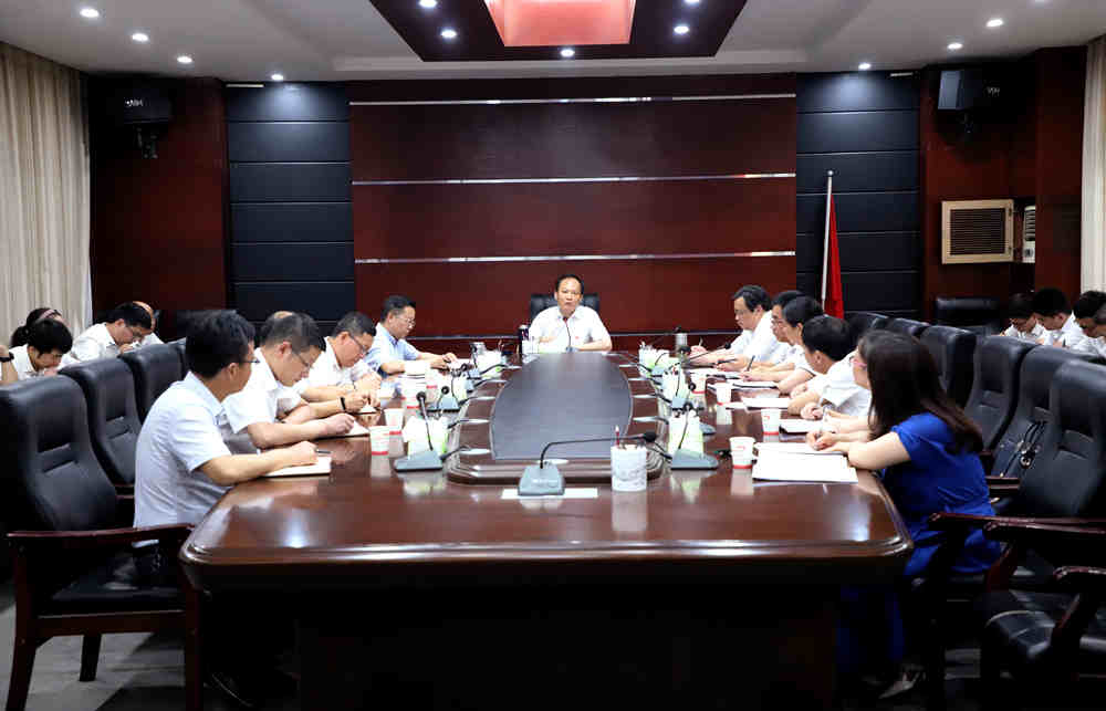 县委书记肖立新参加县委办公室党支部组织生活会