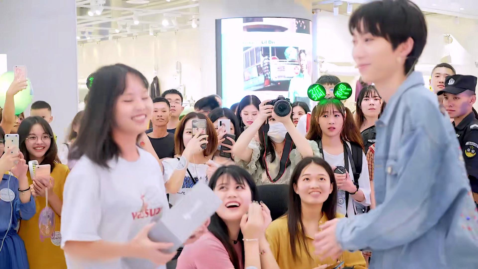 孤影线下活动被美女簇拥,见不到男生,他的粉丝难道都是女粉?