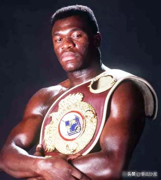 他的ko率高于泰森被里迪克鲍誉为力量最大拳手可惜下巴太弱