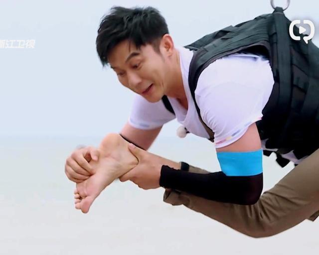 李晨果然是不老,果然是年轻,竟然在脱袜大战中挠脚心,这有点"过分"了
