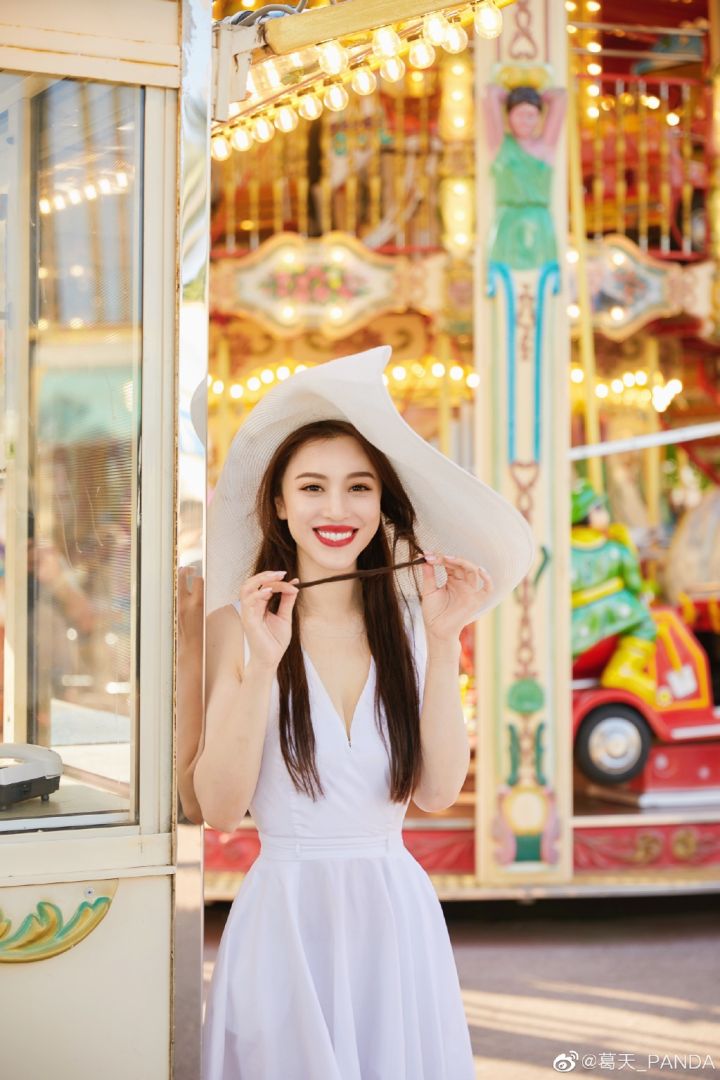 刘翔前妻葛天拍新戏在豪华游轮上大跳广场舞穿着花哨被嘲像大妈