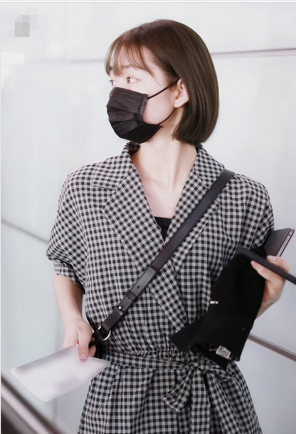 段奥娟短发搭配亮相机场,乖巧又甜美,元气满满的小仙女气质