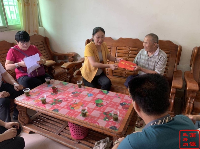 副县长肖俊青走访慰问困难老党员