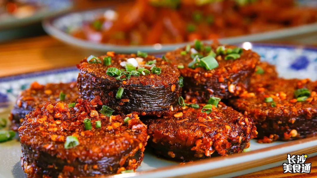 油炸过的血粑粑外焦里嫩,还带着糯糯的口感,搭配上专属于湘西的油辣子