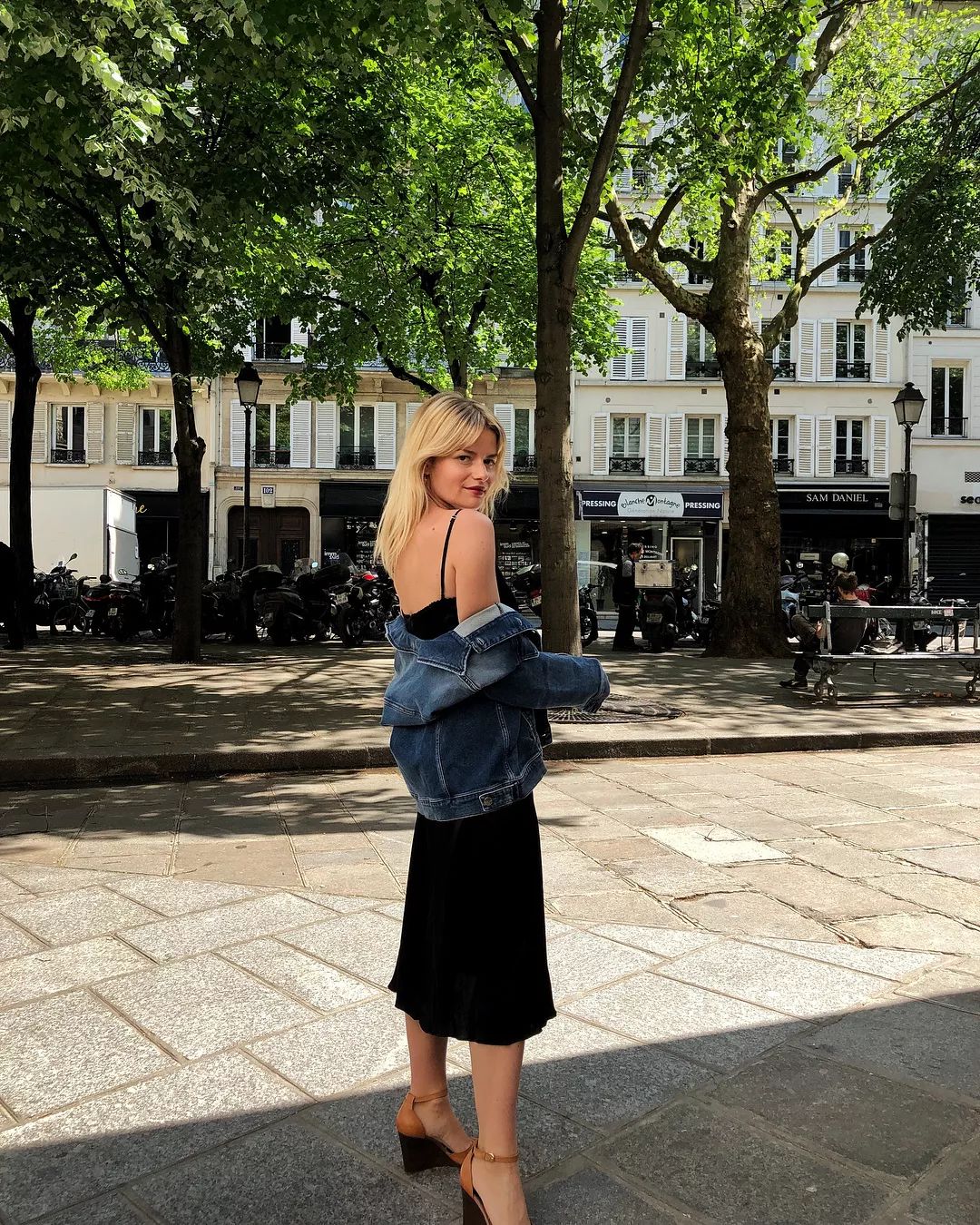 博主sabinasocol时髦不受限肉感女孩的舒适型法式穿搭法则