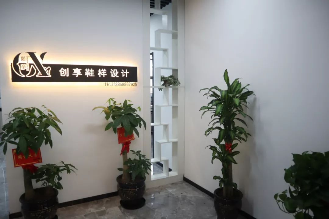 创享鞋样设计工作室负责人叶群芳有着多年的从业经验,但像国际真皮大