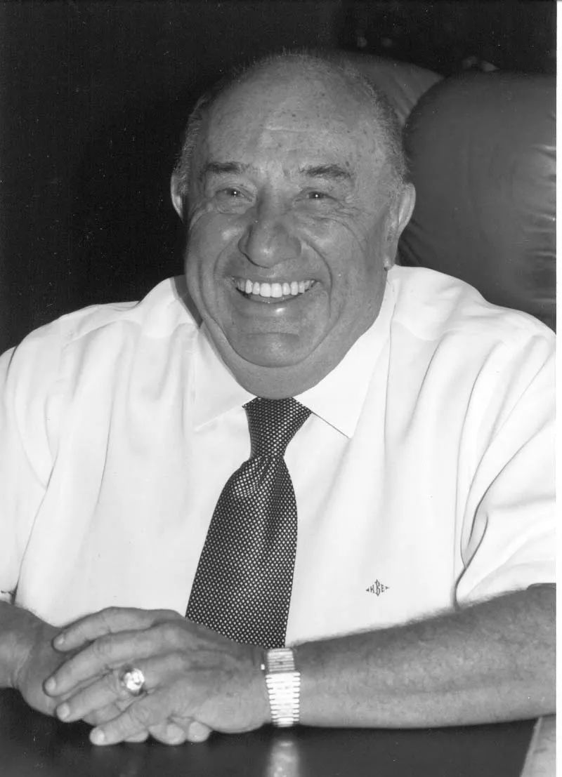 肯尼斯·尤金·贝林先生曾三次上榜《福布斯全球富豪榜》前400位,2004