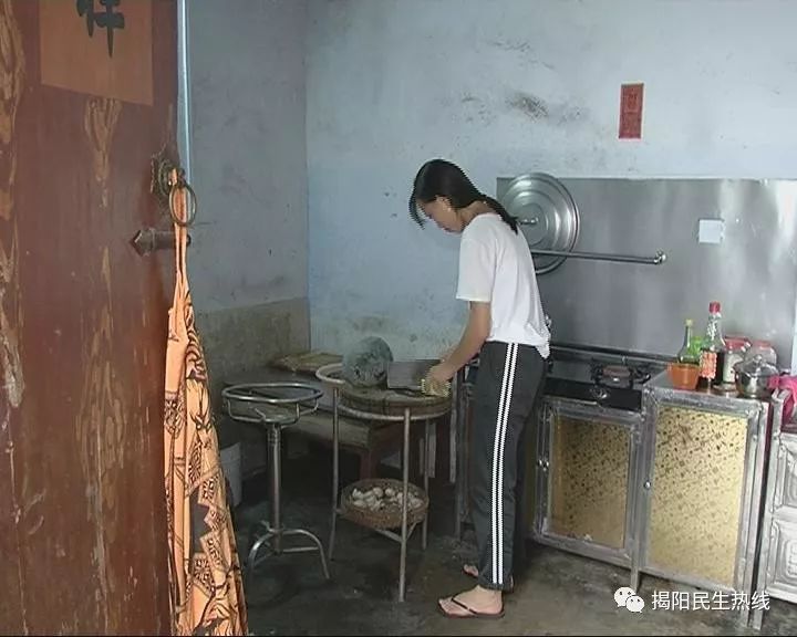 妈病倒了普宁这个小姑娘挑起生活的重担