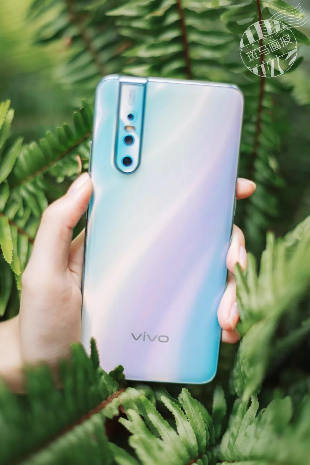 甜甜恋爱季vivos1系列仲夏梦奈雪追光主题店偶遇蔡徐坤