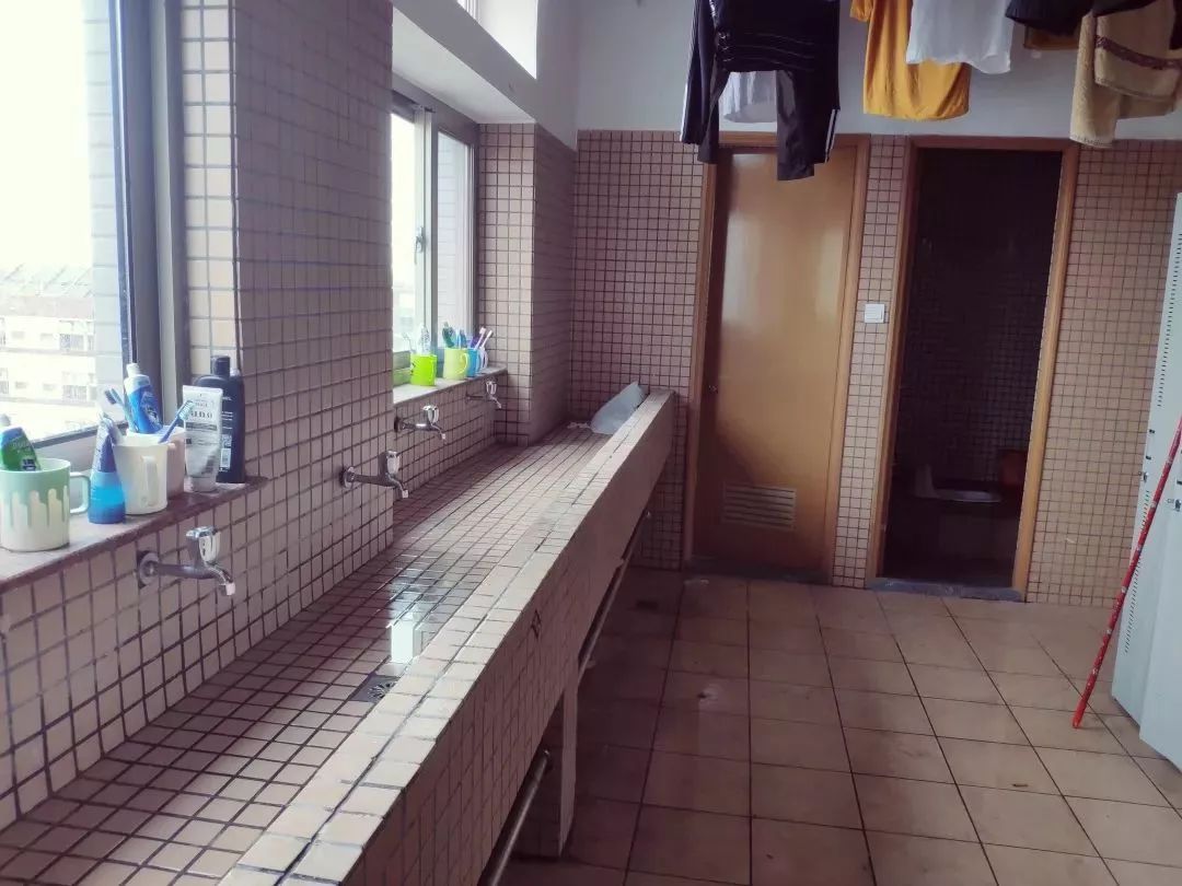 也并不狭小压抑宿舍环境完全不用担心学校组织的昆山社会实践活动也