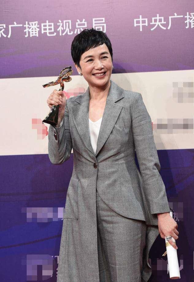 蒋雯丽荣获白玉兰奖曾为剧情1个月增重30斤2个月瘦24斤