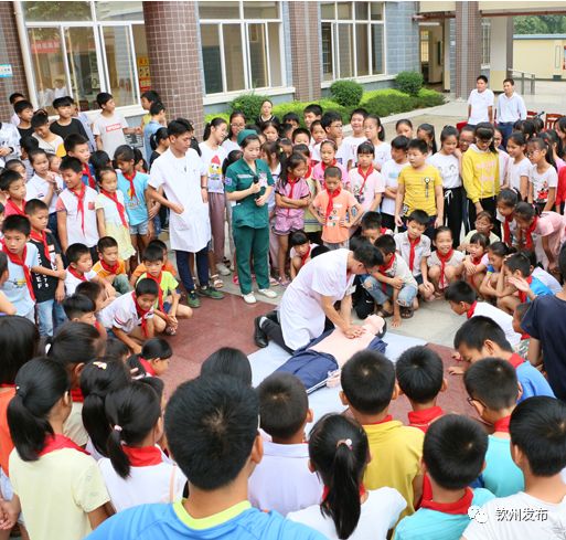 同学们现场学习溺水救护知识 梁业钦 摄中小学生的暑假即将来临