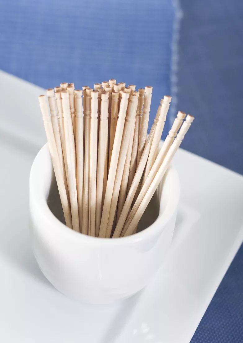 牙签使用不正确对牙齿危害大教你如何使用牙签