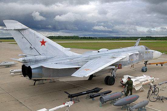 再次证明俄军的彪悍,战斗机贴身飞跃北约航母,北约军手足无措_年苏