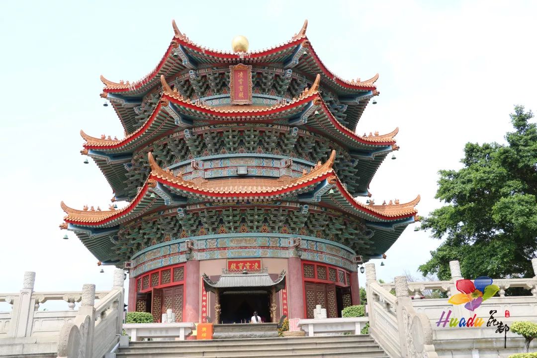 是花都区最大的水库,其隐藏在群山之中,九弯十曲形似蛟龙,故称"九龙湖