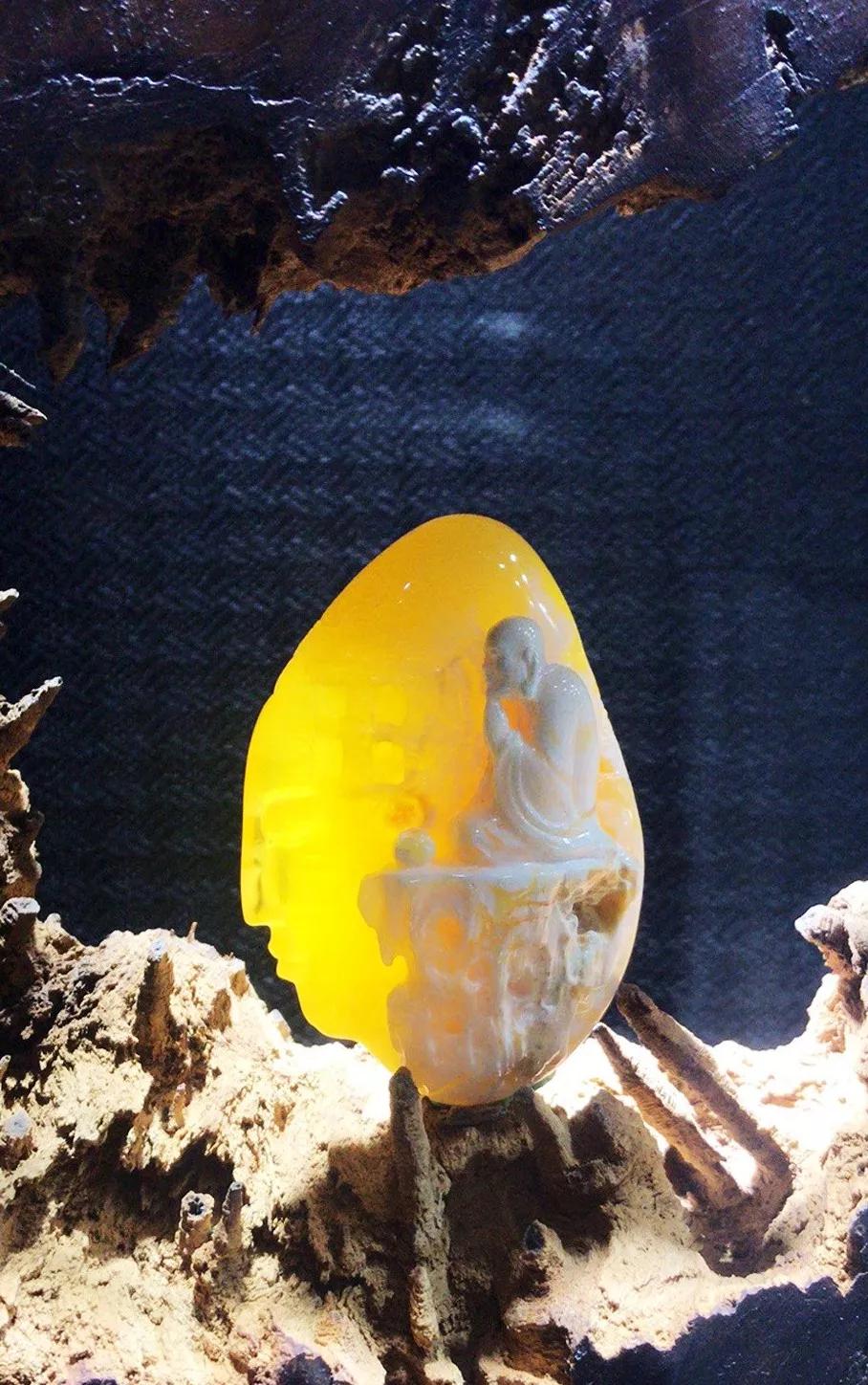 图赏这些艺人雕刻师真厉害竟把琥珀雕活了