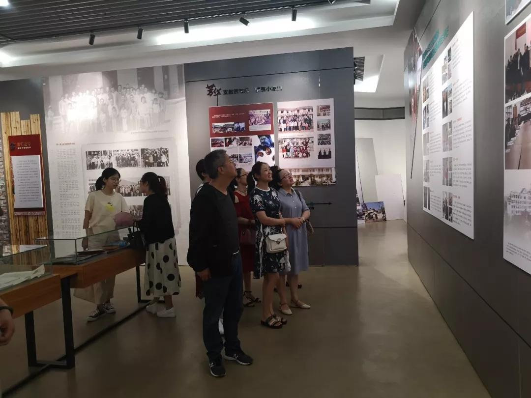 海安市实验小学教师参观“江苏海安赴云南宁蒗群体支教31年事迹展” 图1