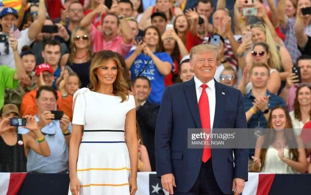 原创梅拉尼娅穿条纹小白裙闪耀国庆活动!清新减龄少女感十足太惊艳了