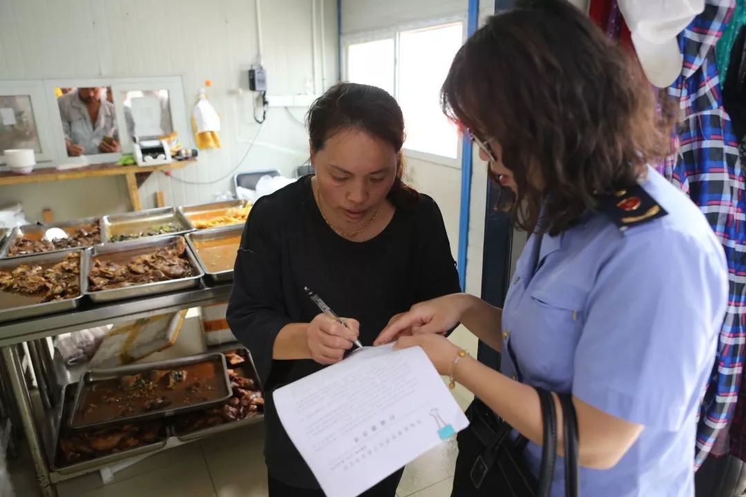 守護舌尖上的安全園鎮開展建築工地食堂專項檢查