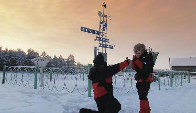 向他心爱的女孩求婚成功,并在心里暗自承诺,自己要在南极跟她结婚,给