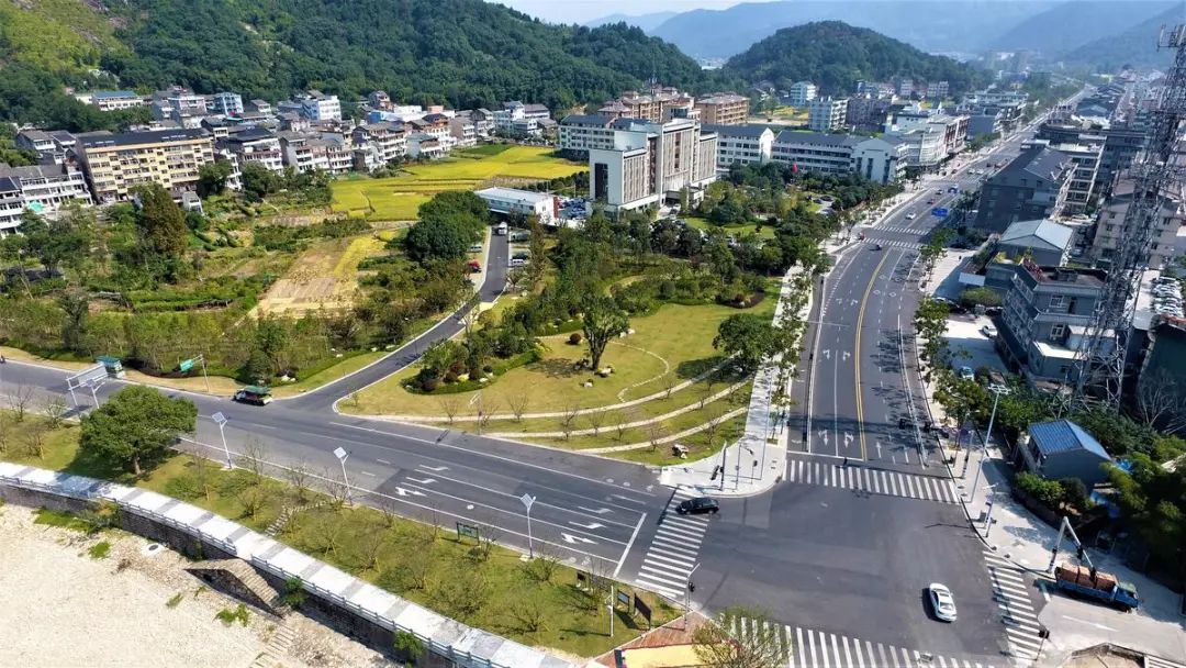 图为小城镇环境整治后的泽雅街道及景观.