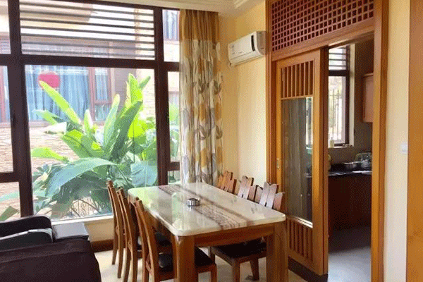 吃喝玩乐一站式搞定一群人聚到一起当然要嗨翻呼吸之间都是绿植过滤后