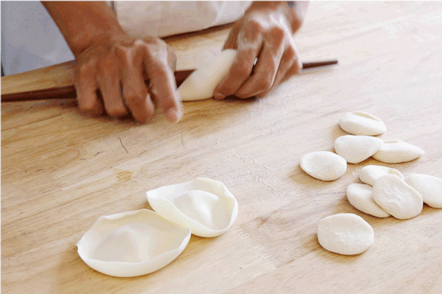 拥有20年祖传手艺的师傅1分钟可以闭着眼睛包出30多个馅多皮薄的水饺.