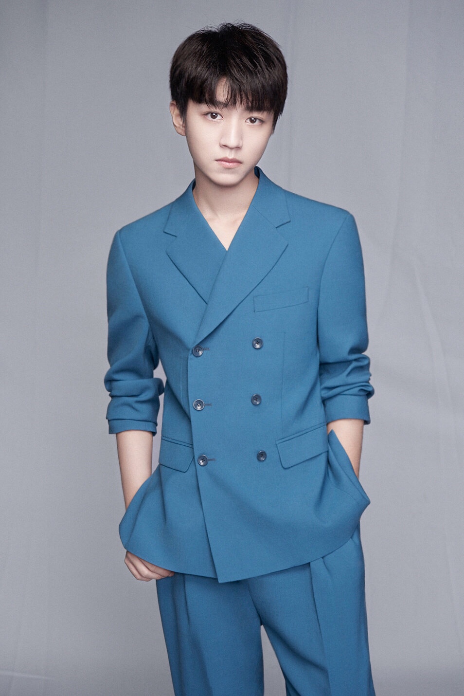 王俊凯真空西装照 诱人造型打满分