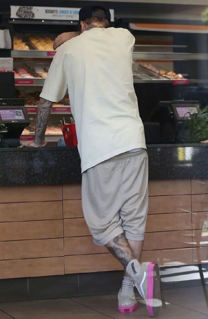 粉丝给scooter留言"照顾好我的比伯"