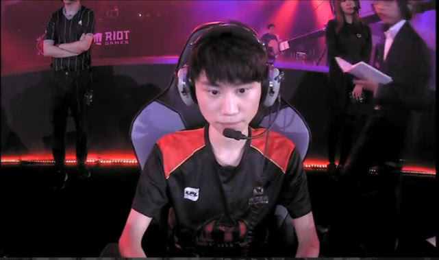 doinb这位选手的个人操作能力很强,他也是被人称为l