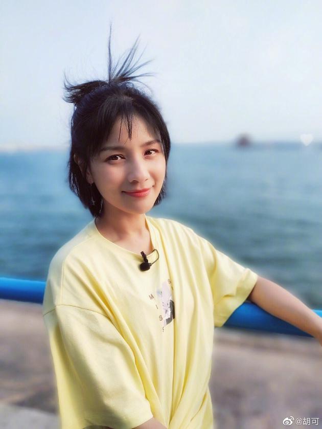 辣妈胡可晒美照少女感十足,黄t配清爽短发被赞"18岁"!
