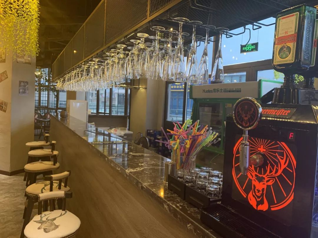 幽里有年轻人最爱的野格俗称"圣鹿"哥伦杯装半杯红牛子弹杯装一杯野格