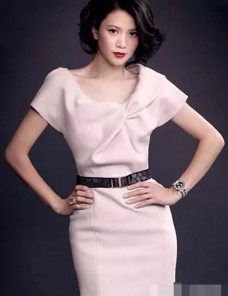 袁咏仪从出道美到现在,除了爱健身,自爆从来不碰一种食物!_女明星