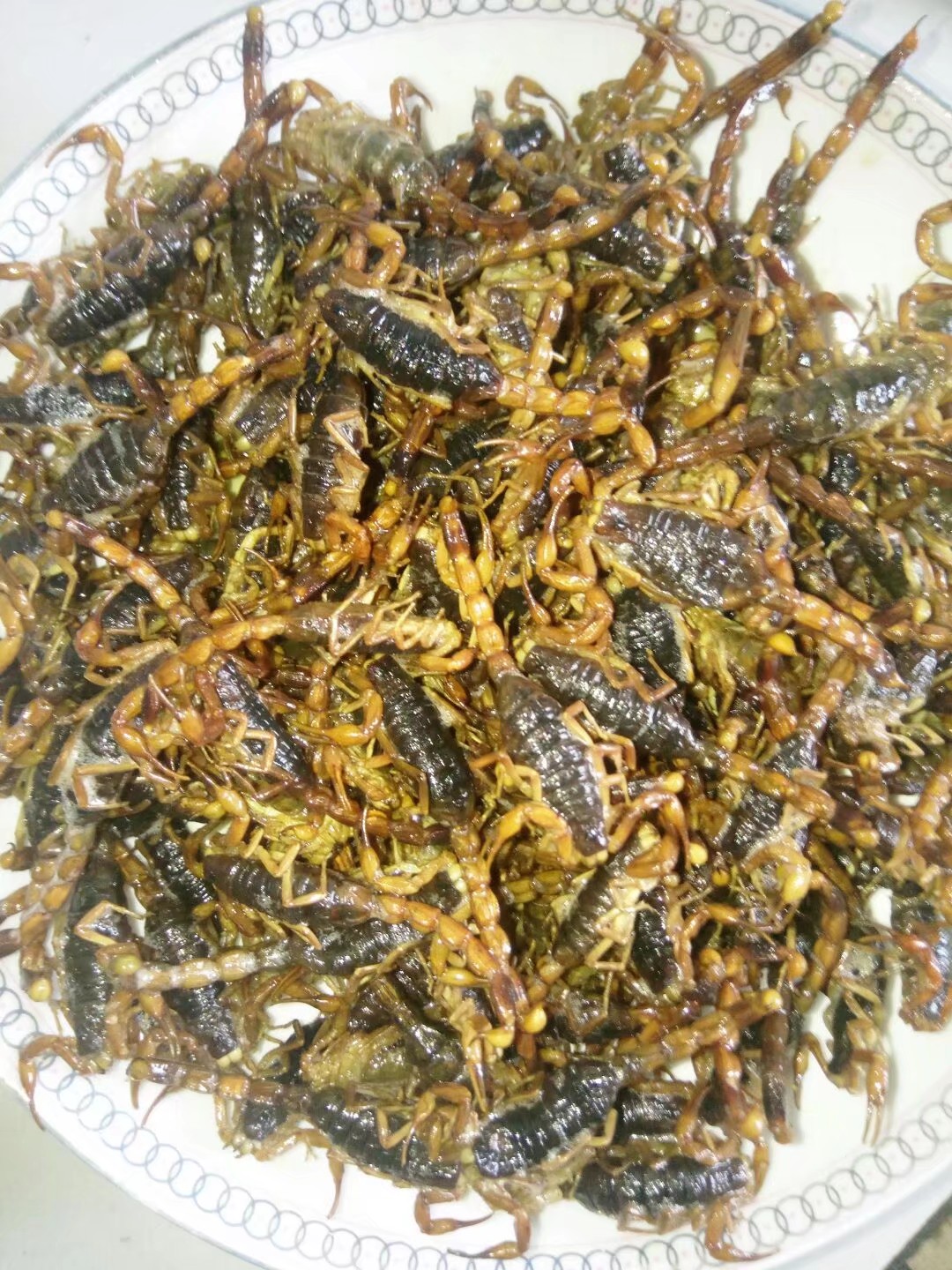 油炸蝎子吃的时候需要注意了!