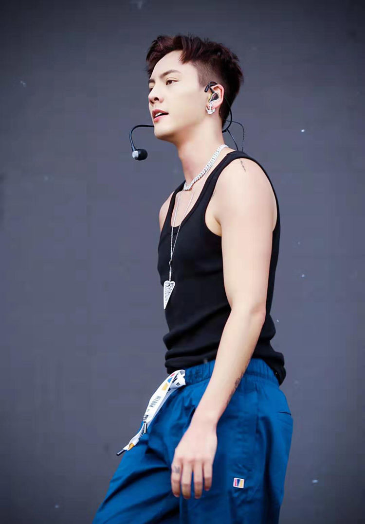 肌肉配背心,身材颜值均在线的陈伟霆实力兼具,一点也不输彭于晏