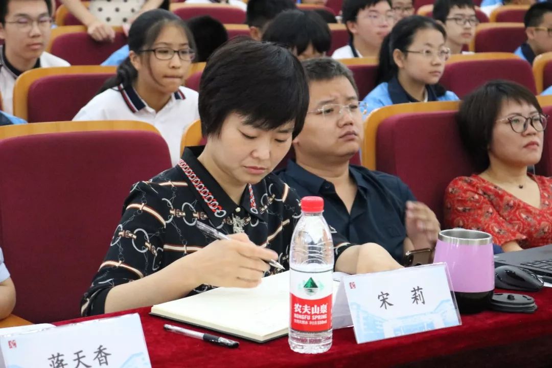 骆春花副主任宣布比赛开始7月3日,东城中学和东城第二实验学校分