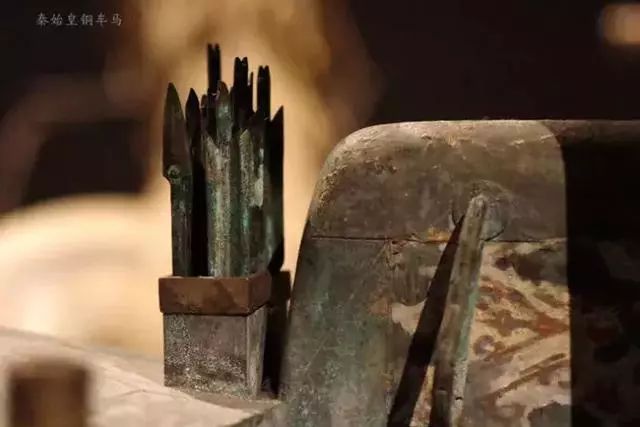 不固定的连接使得铜伞打开机括后能取出,以其尖端插入土中,又可