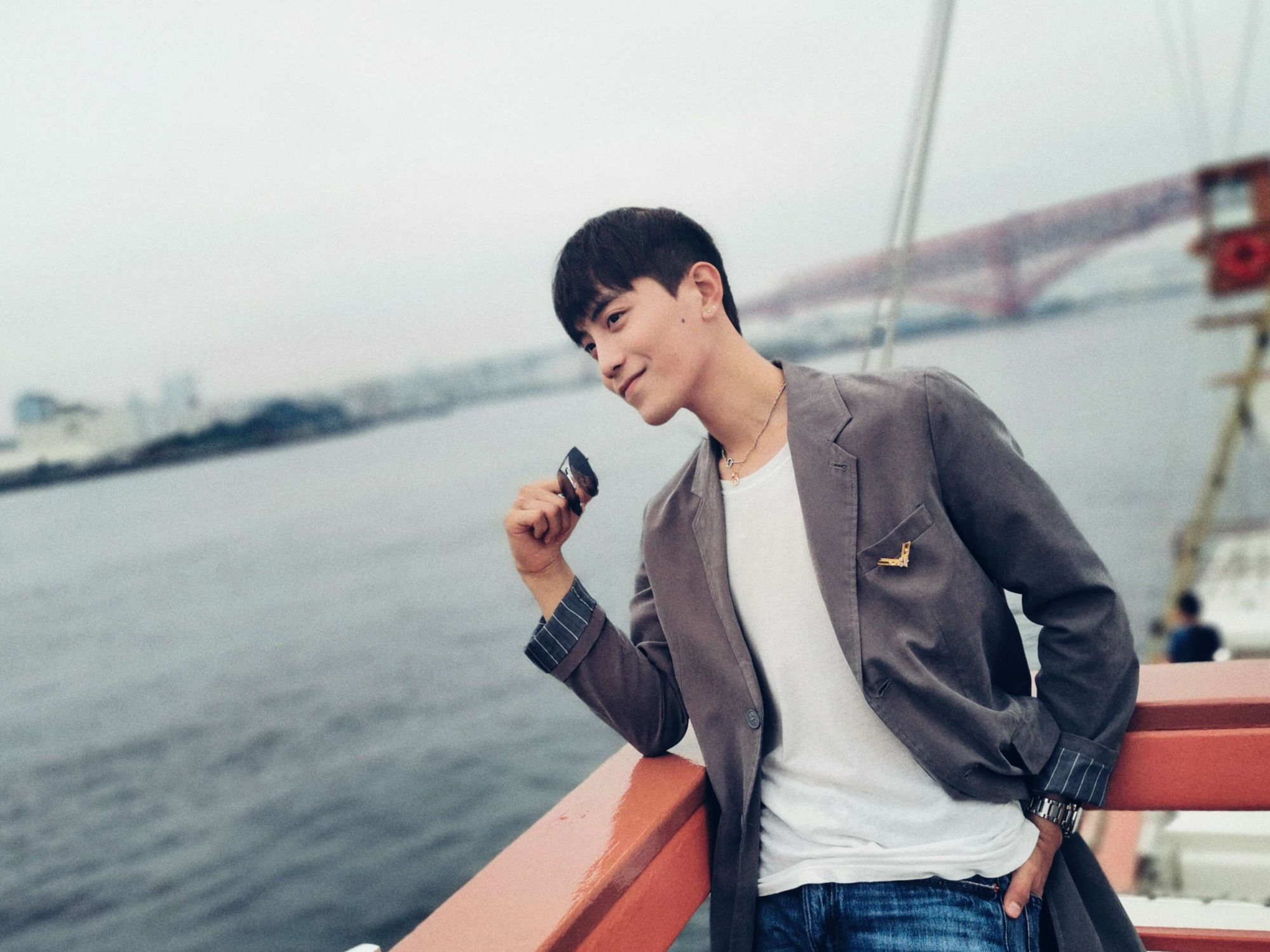 冯荔军漫步日本街头 惬意框出满分壁纸